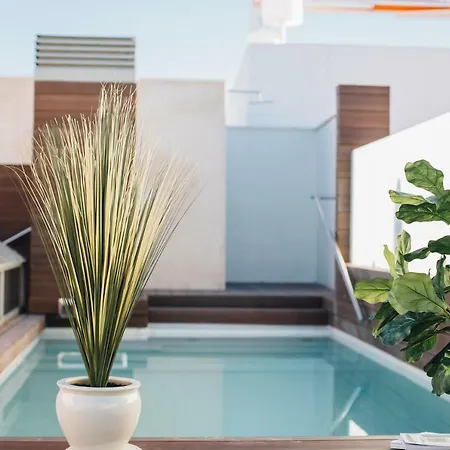 One&Lux Byron Suites-2